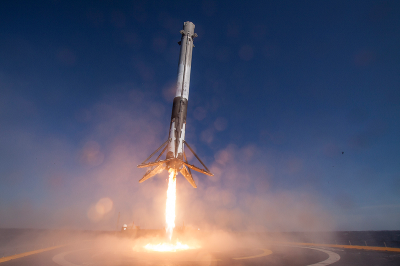 Illustration for article titled Por fin tenemos las fotos en primer plano del histórico aterrizaje de SpaceX sobre el mar